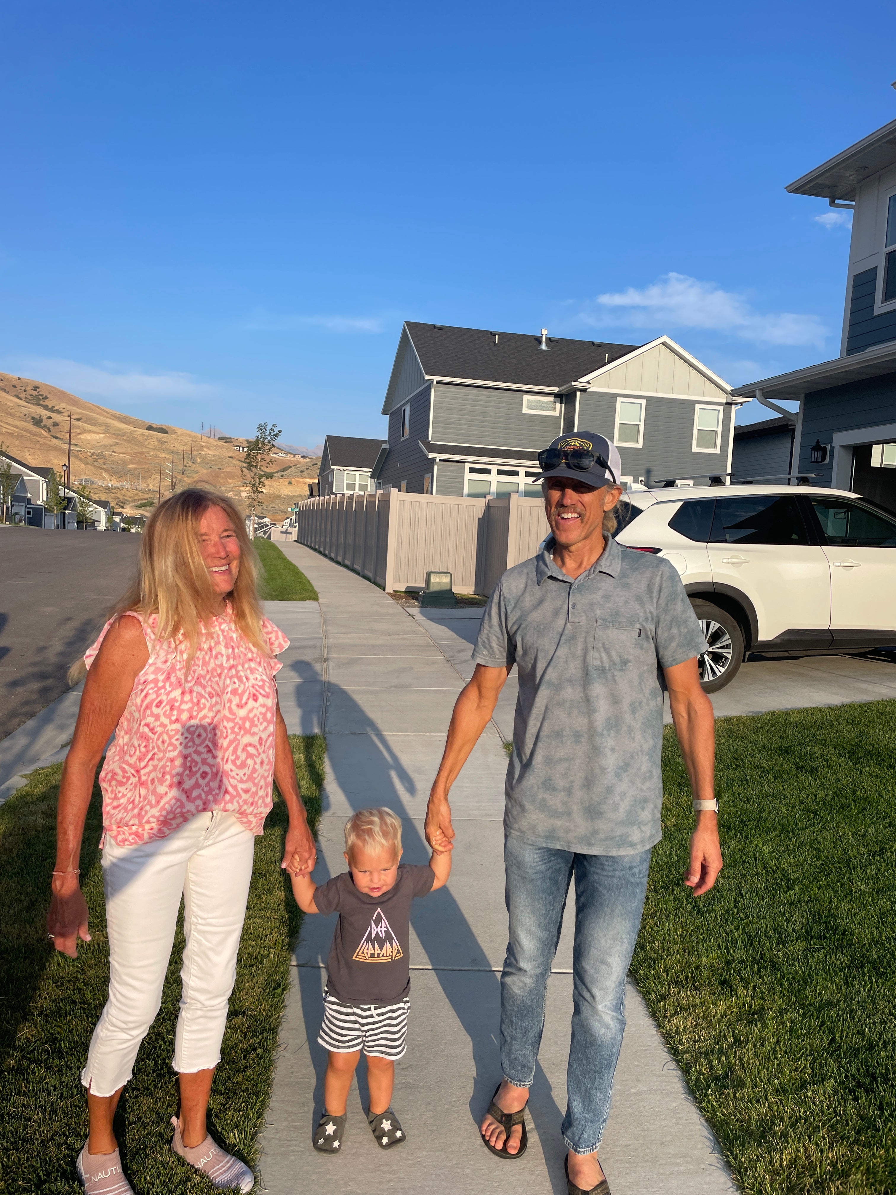 HE COME GROOVIN' UP SLOWLY